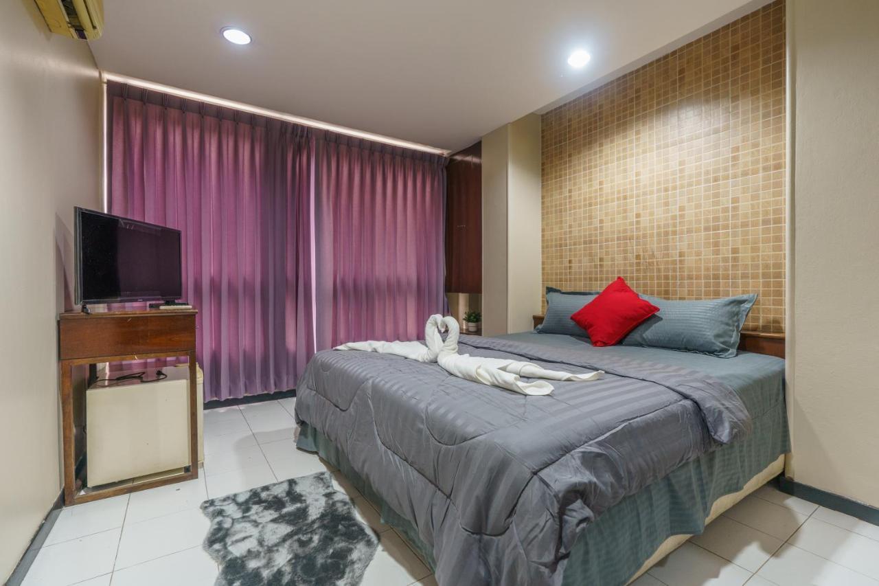 Cheqinn Bed Sukhumvit 4 Nana Plaza Bangkok Exterior photo